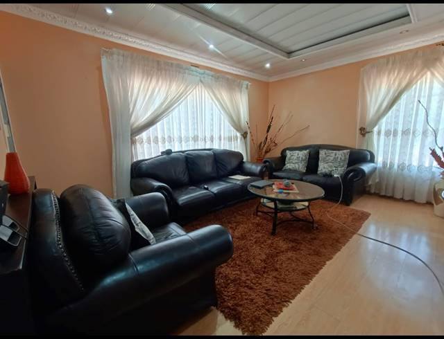 3 BEDROOM HOUSE FOR SALE IN VANDERBIJLPARK CE 2